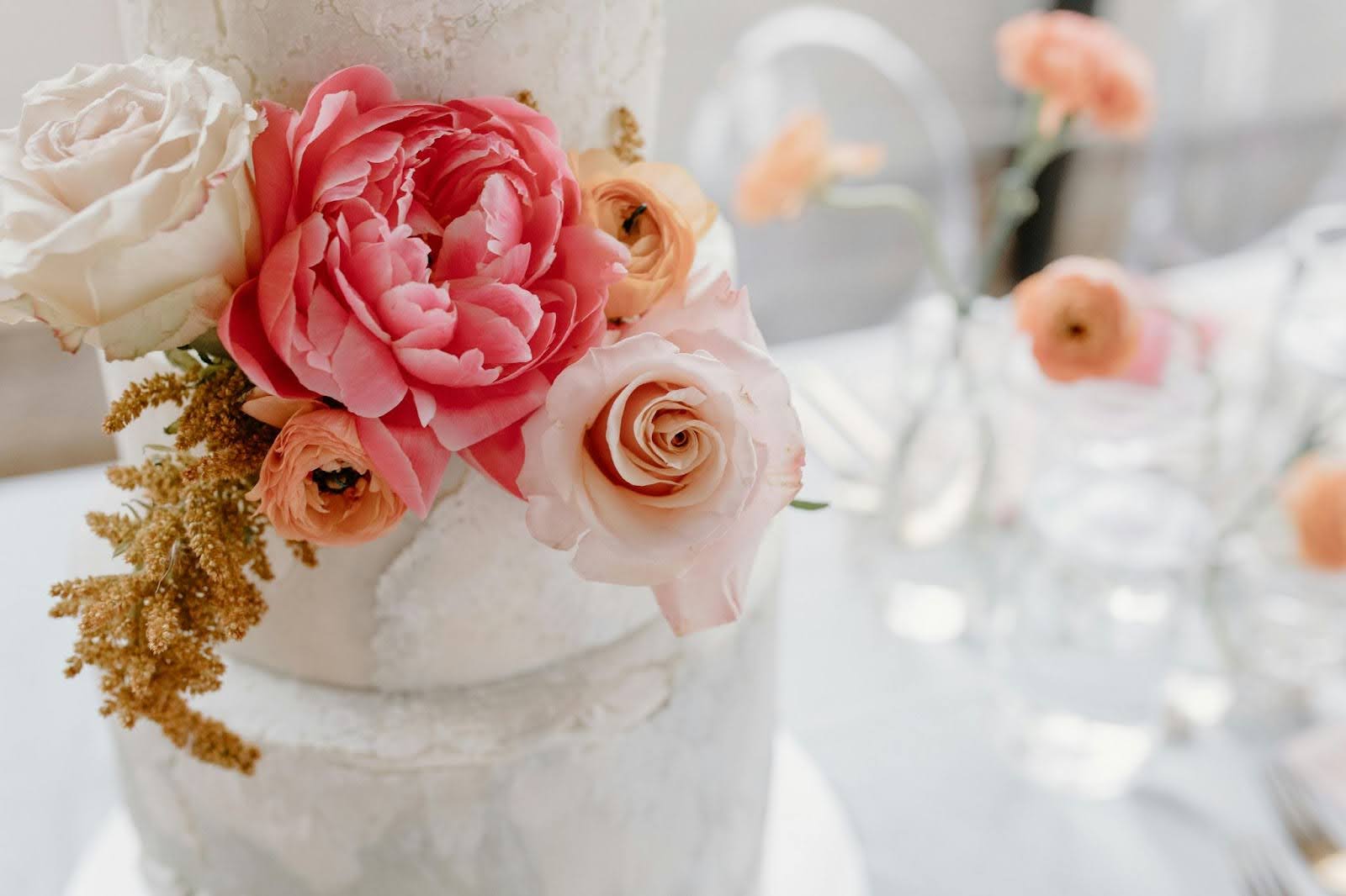 25 Best Plants And Flowers That Go Well With Peonies