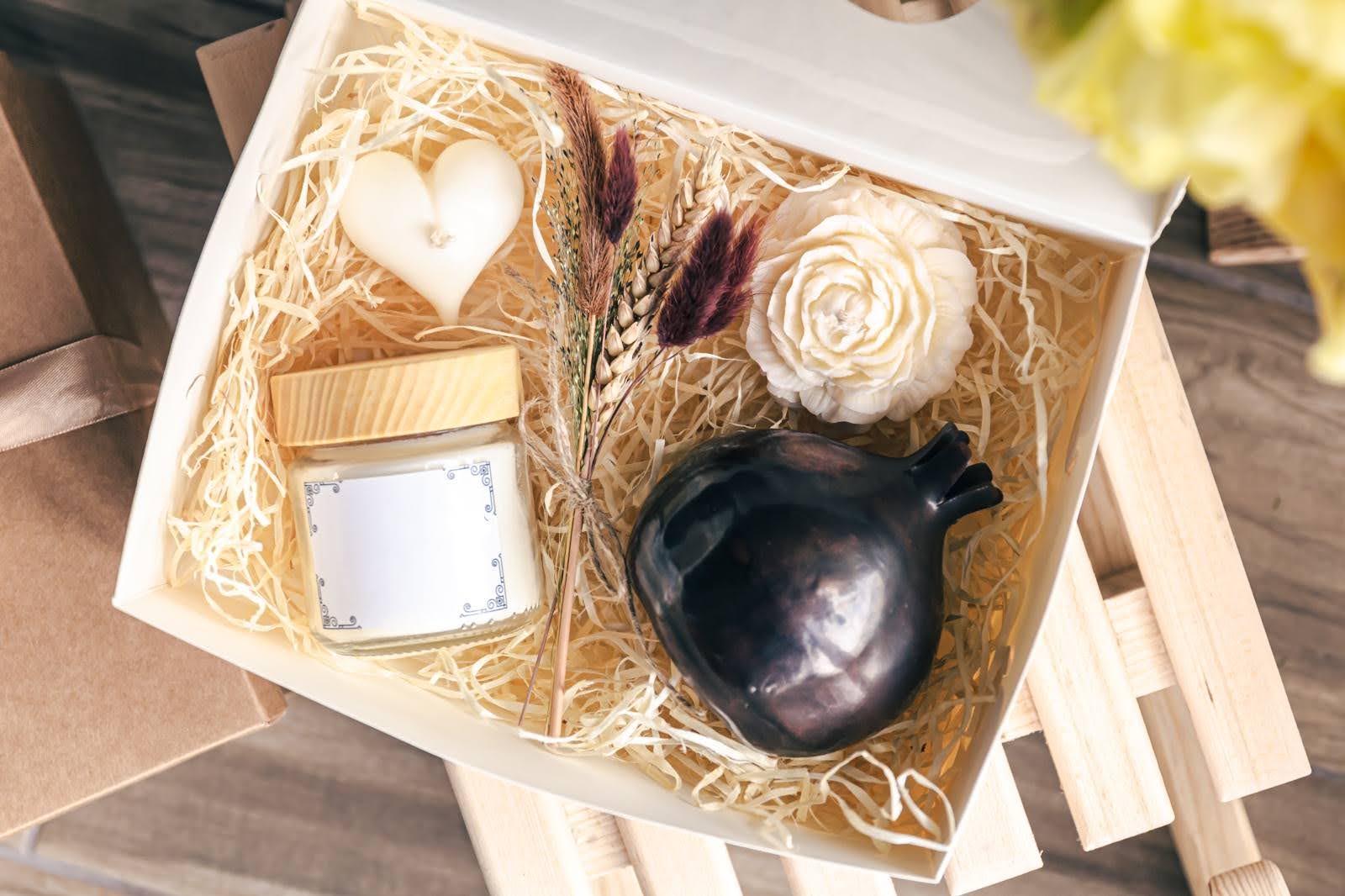 30 Thoughtful Door Gift Ideas That Are Perfect For Any Events
