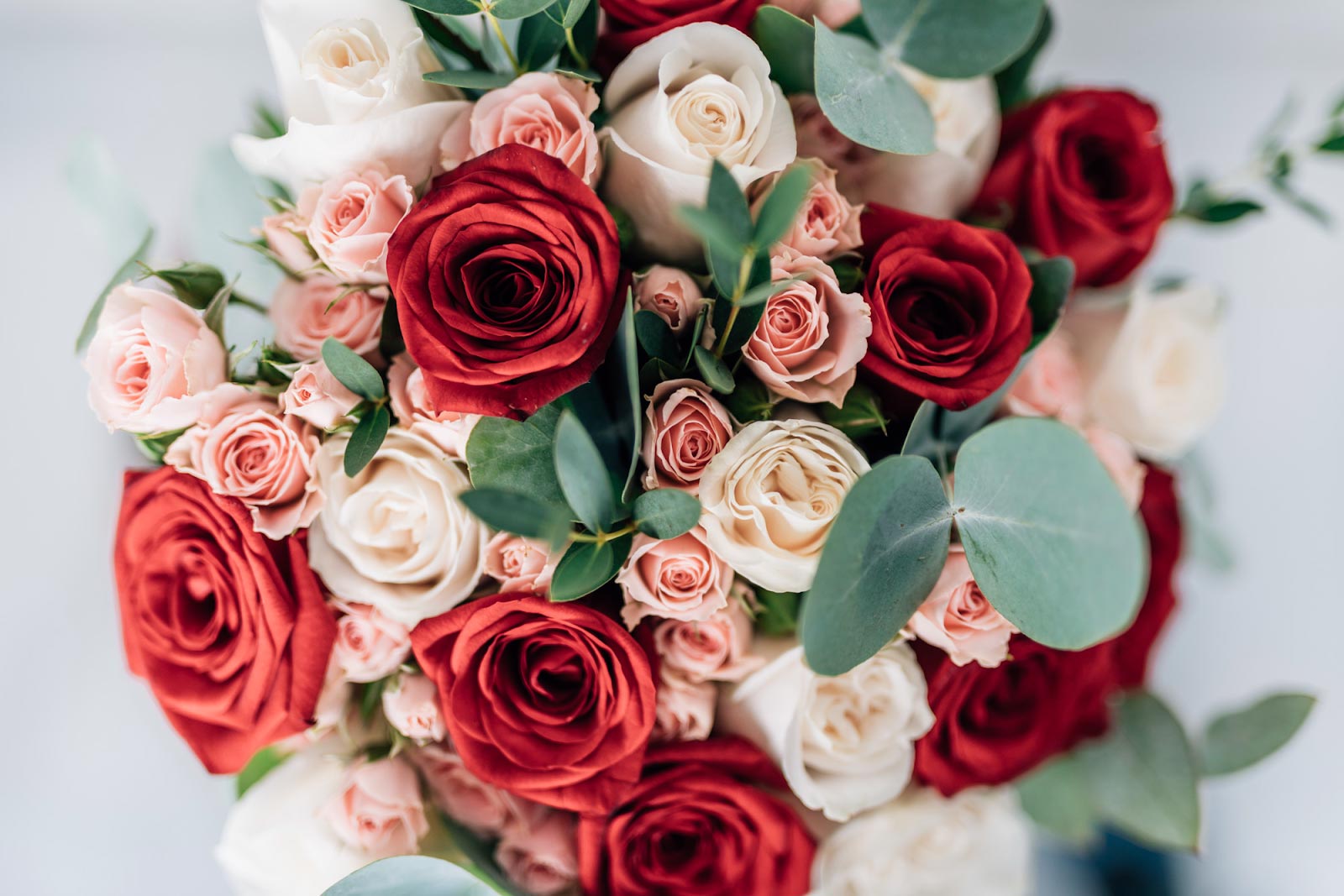 25 Flowers That Pair Beautifully With Roses In Bouquets - Windflower Florist