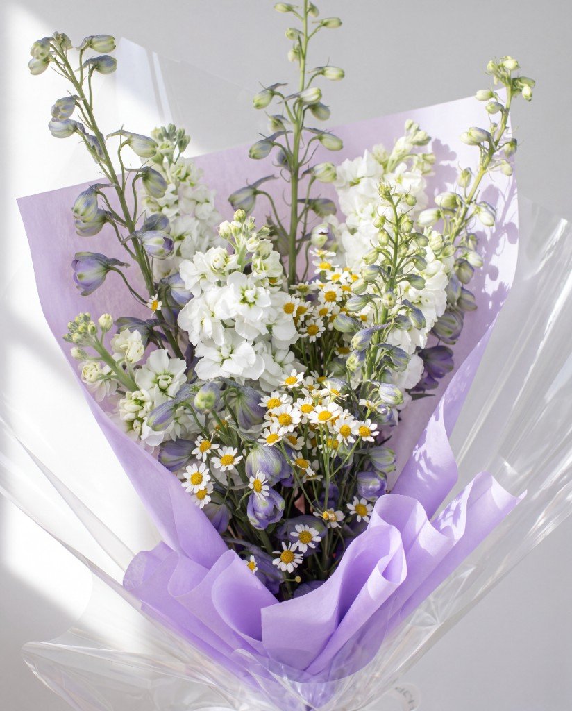 Sumire — close-up of lilac delphinium, white matthiola and chamomile