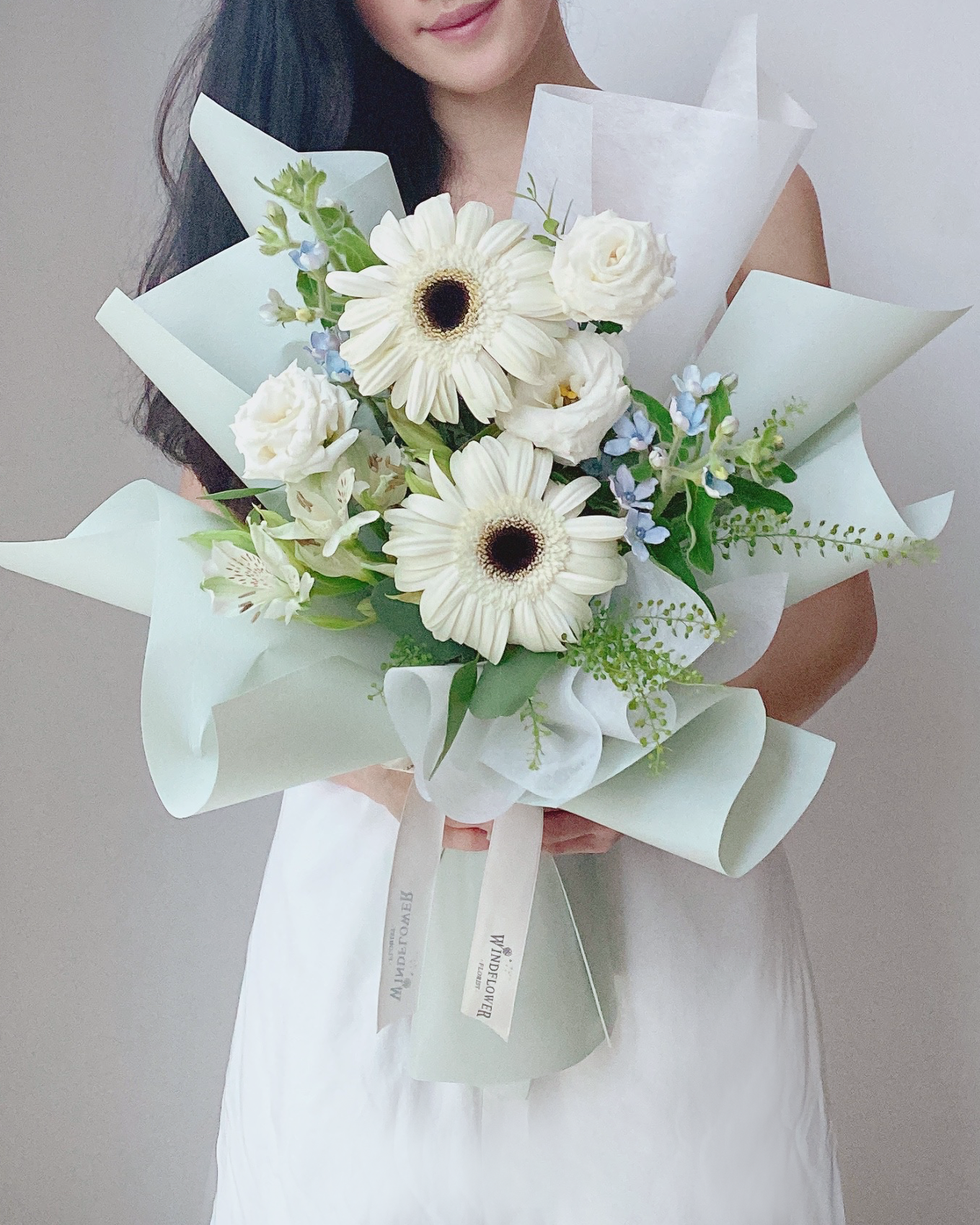 Daisy-Me-Rolling in White Hand Bouquet | Free Same-Day Flower Delivery Singapore