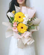 Daisy-Me-Rolling in Yellow Hand Bouquet | Free Same-Day Flower Delivery Singapore