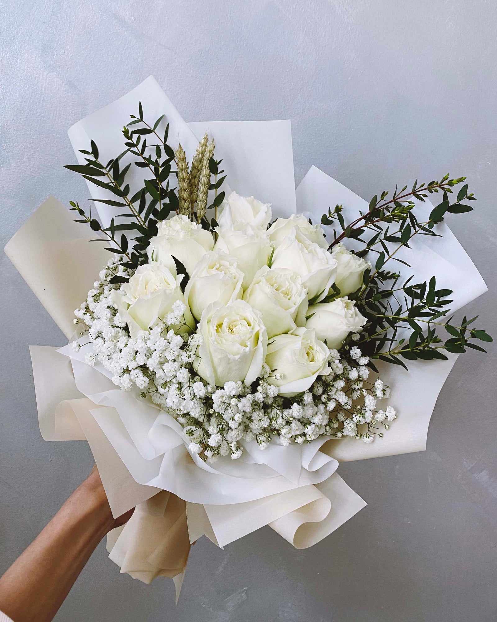 White roses blue simple korean bouquet