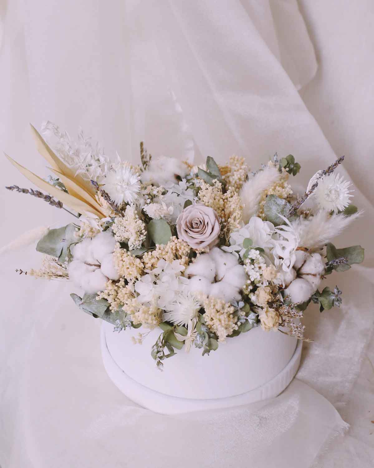 Boite De Fleur Seche White Preserved Flowers | Free Same-Day Flower Delivery Singapore